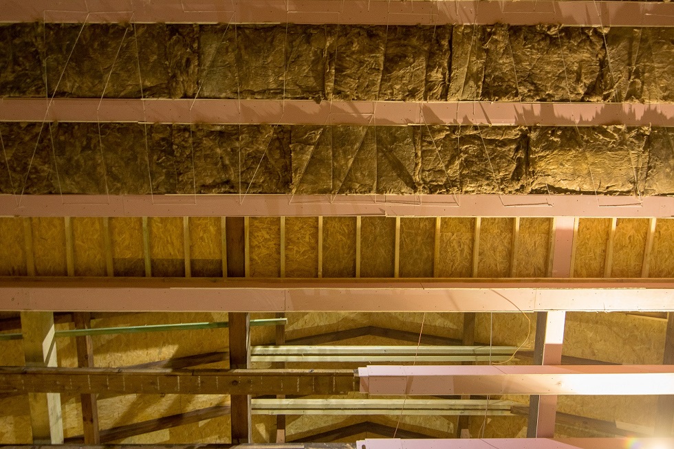 Termomodernizacja stropu w trakcie realizacji.