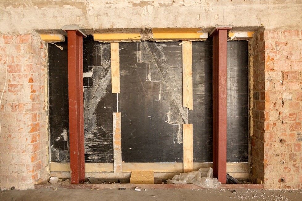 Sposób określenia montażu ościeżnicy drzwiowej z uwzględnieniem kurtyny.