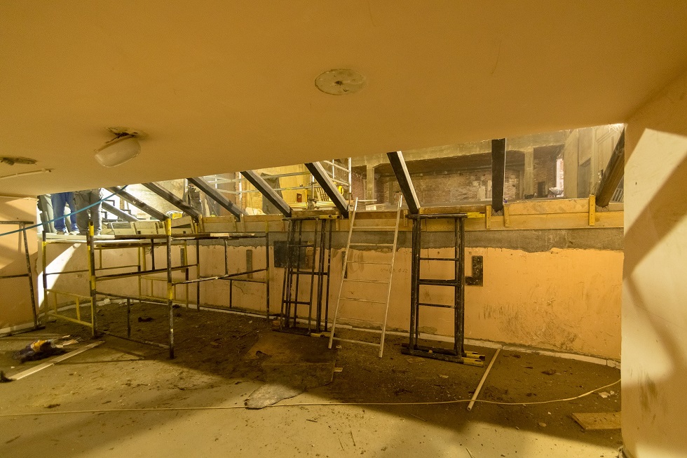 Powierzchnia dla zabudowy schdów z sali widowiskowej na scenę.