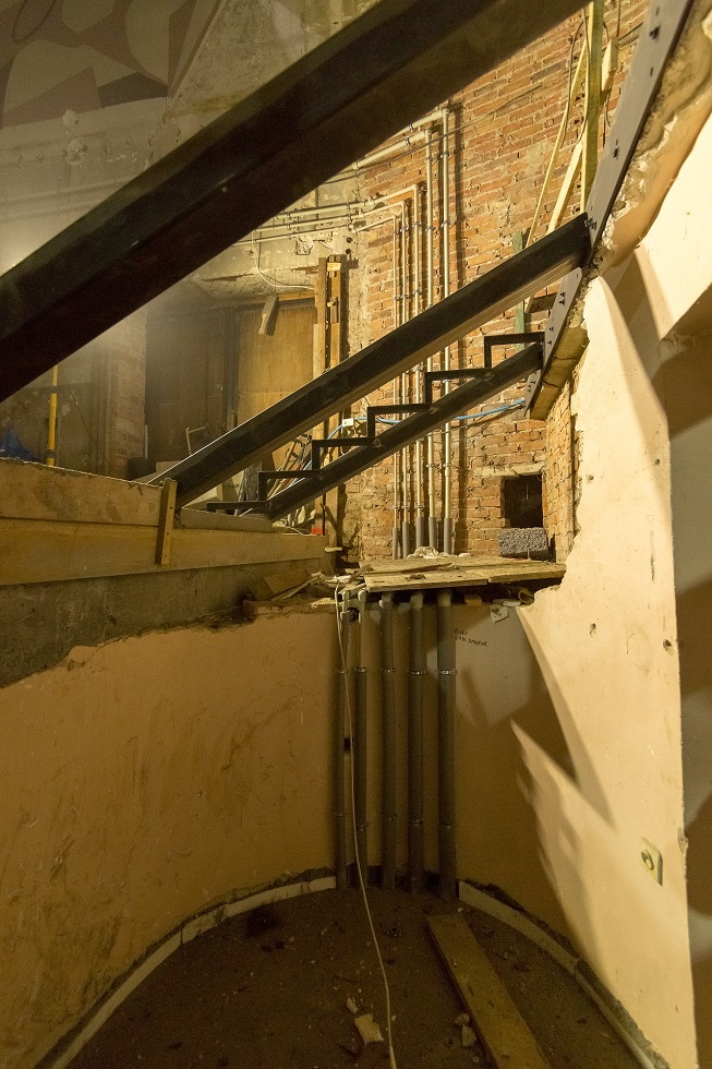 Konstrukcja zabudowy schodów prostych z widowni na scenę.