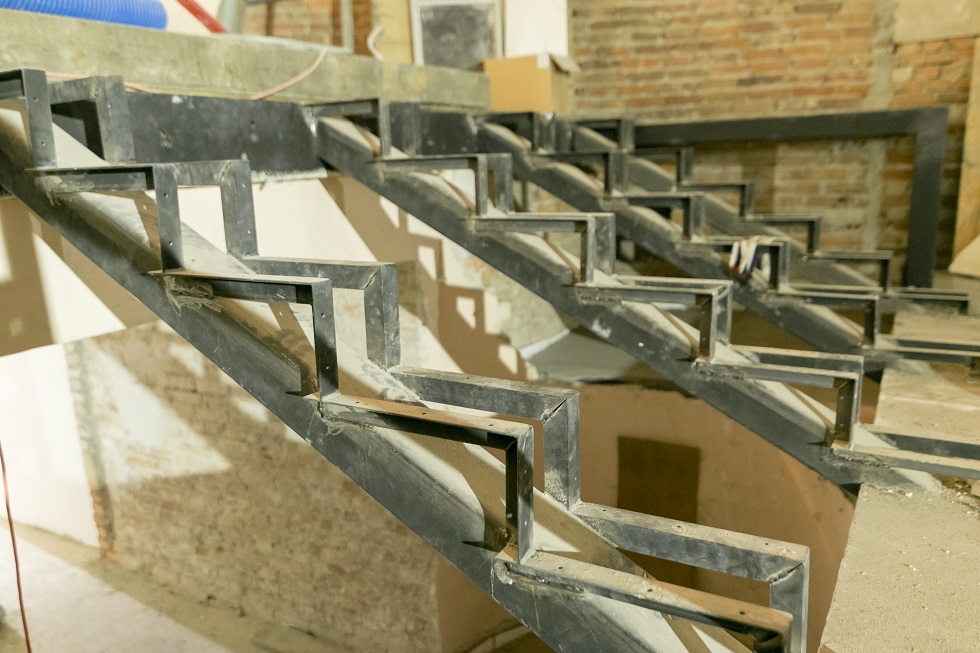 Sala widowni - kino teatru - Zabudowa konstrukcji stalowej schodów z widowni na scenę