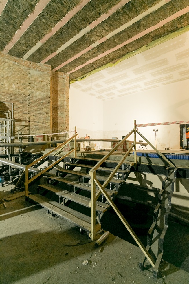 Sala widowni kino-teatru - Izolacja termiczna-p-poż konstrukcja stropu piętra od spodu