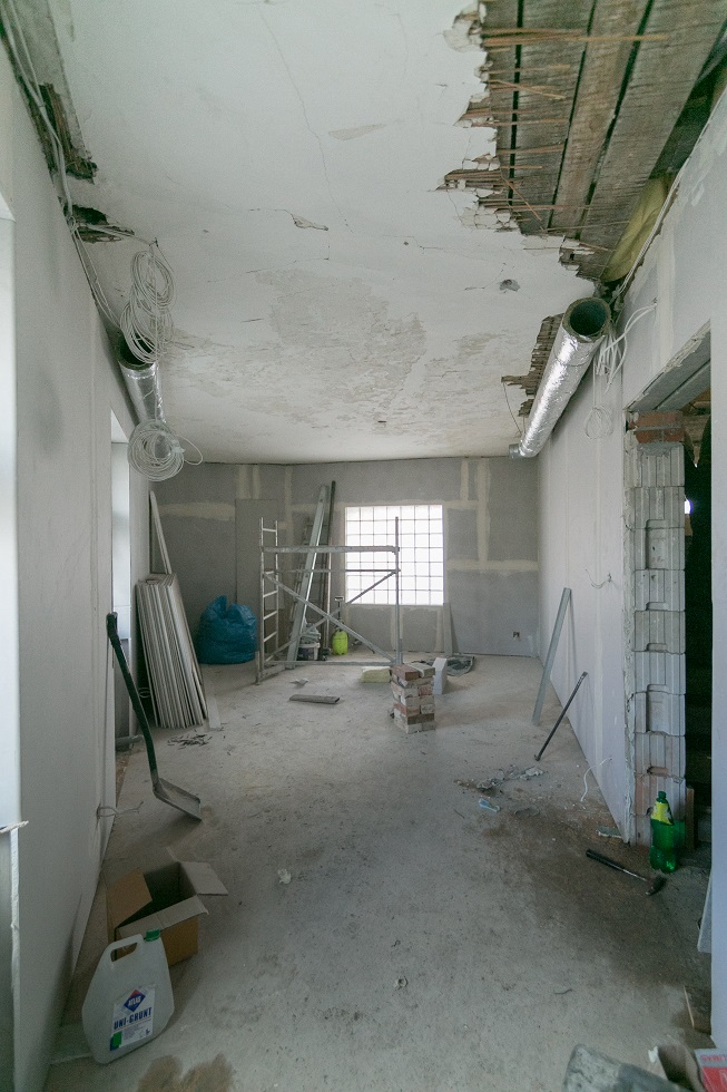 Budynek administacyjno-socjalny - Prace rozbiórkowe stropu nad parterem