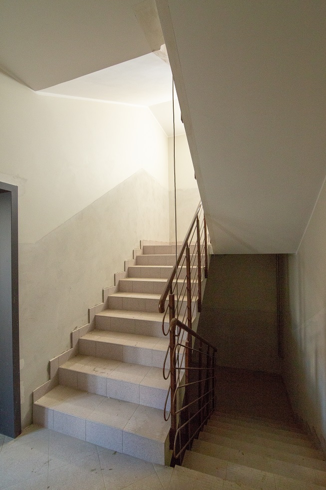 Nowopowstała klatka schodowa w budynku administracyjno- socjalnym