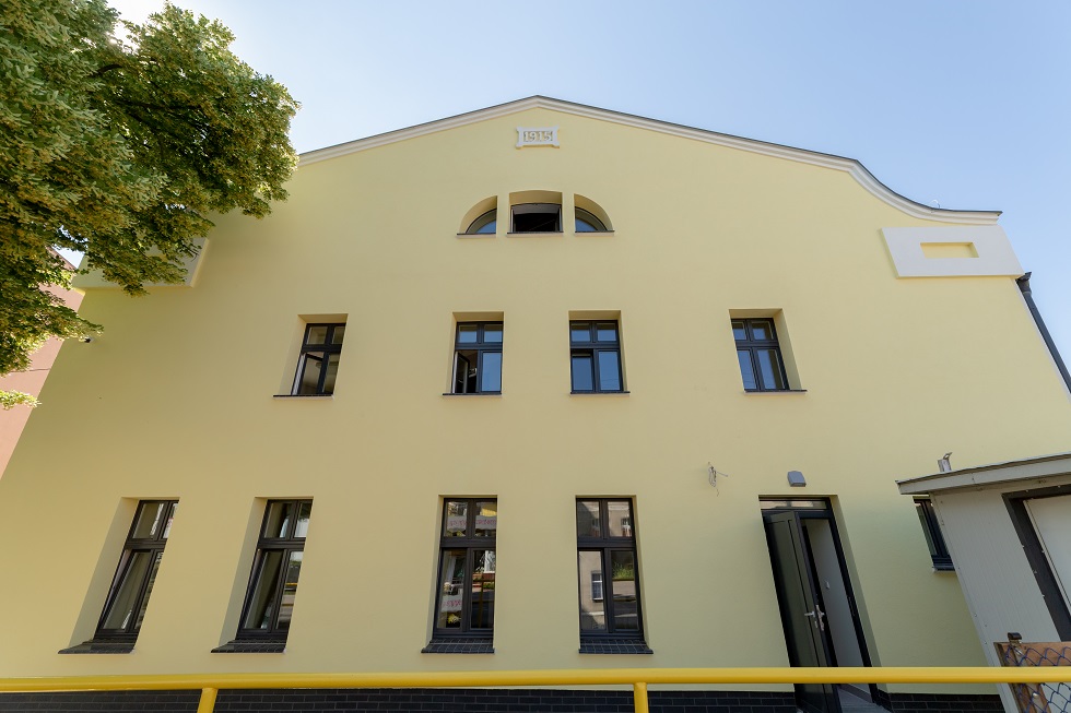 Elewacja budynku administracyjno-socjalnego po renowacji i termomodernizacji