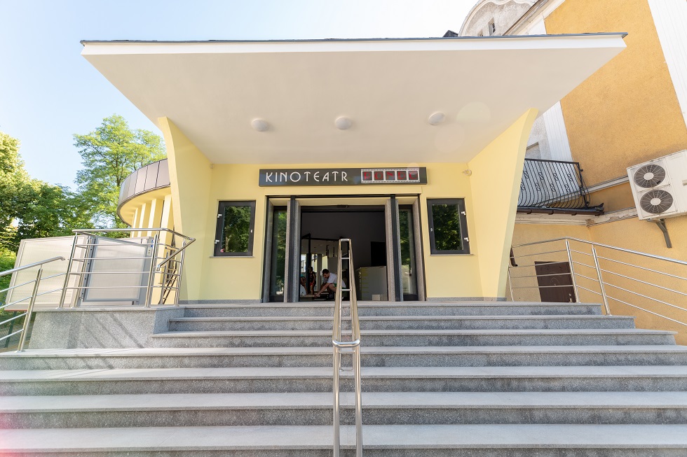 Wejście główne do kompleksu kino-teatru po renowacji