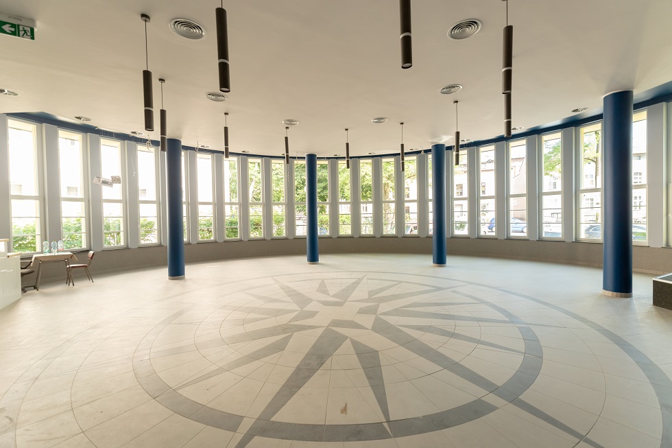 Aranżacja posadzki - róża wiatrów w budynku Ronda