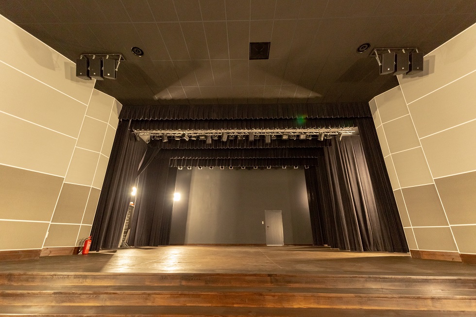 Scena z zapleczem scenicznym kino-teatru