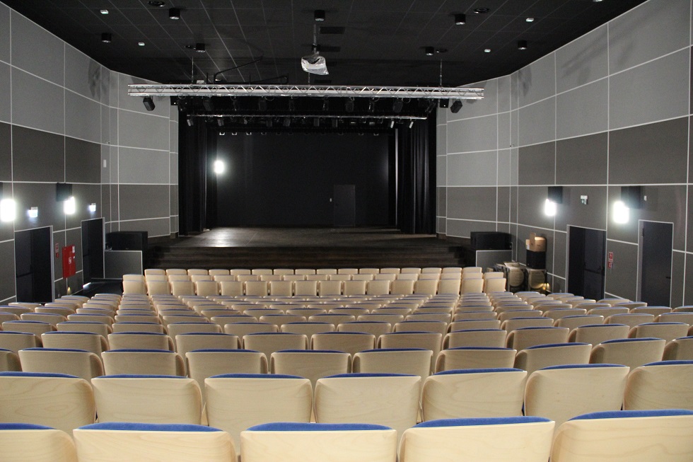 Pomieszczenie widowni z widokiem na scenę