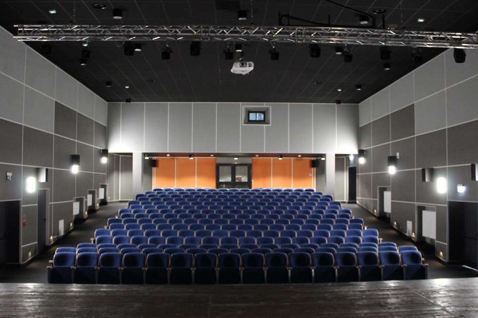 Widok sali kinowej i reżyserki ze sceny kino-teatru