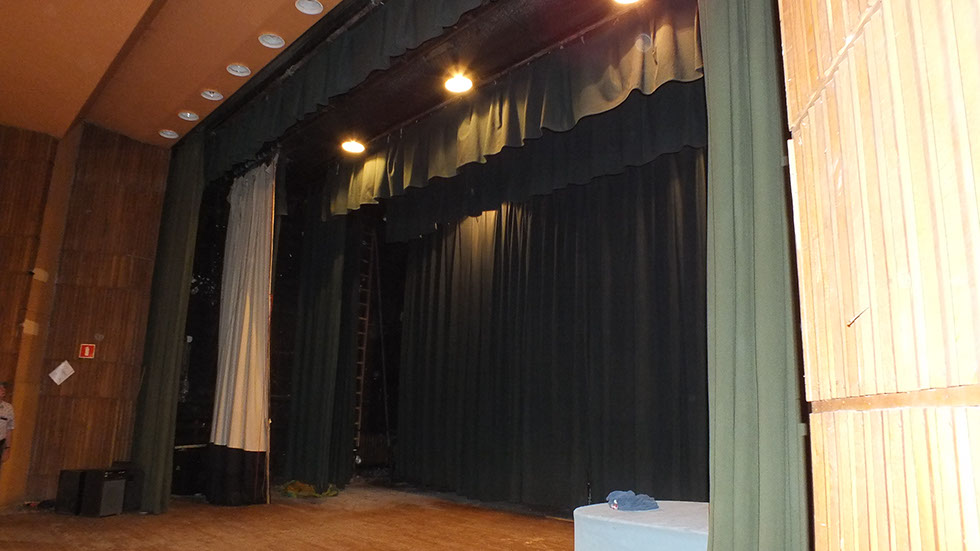 Scena w sali widowiskowo-kinowej. Przed remontem.