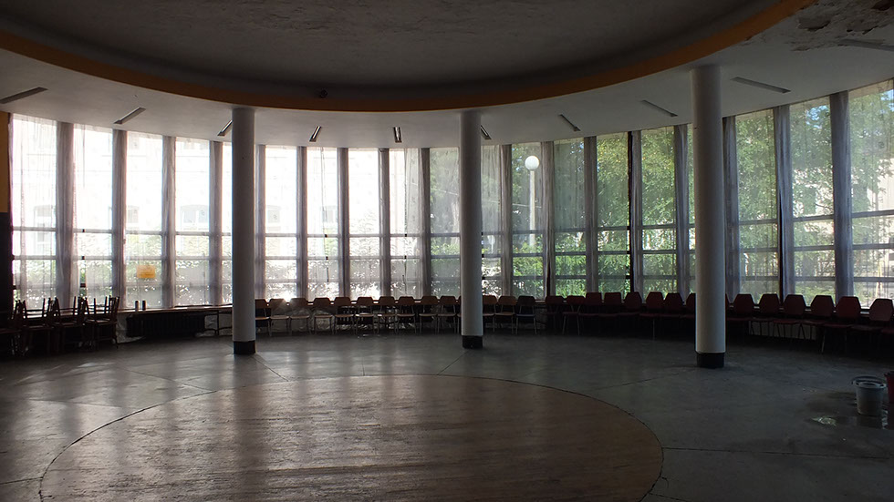 Budynek ronda przed remontem.