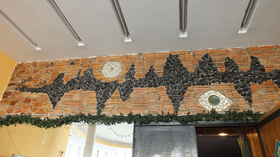 Mozaika na ścianie łączącej rondo z salą widowiskową - część dekoracyjna.