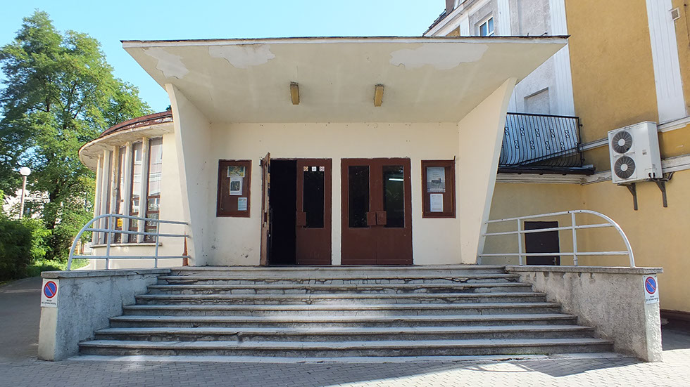 Wejście główne do kino-teatru przed remontem.