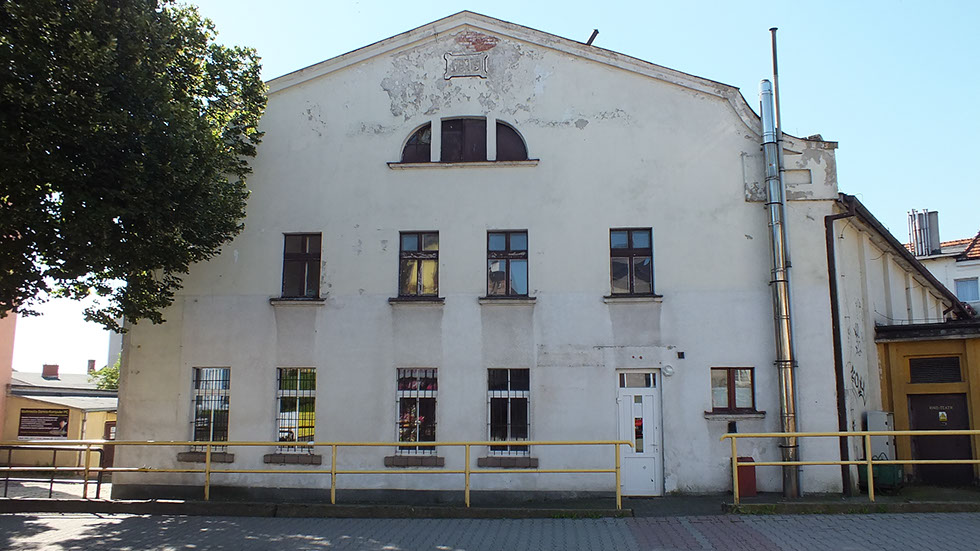 Front budynku administracyjno- socjalnej od strony ul. Młyńskiej- przed remontem.