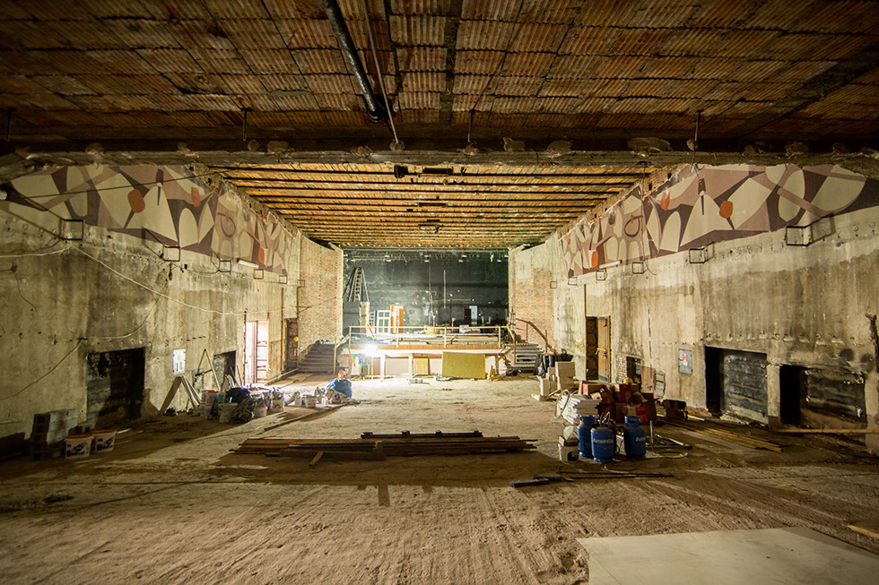 Budynek sali kinowo-widowiskowej- Roboty rozbiórkowe demontaż sufitu podwieszanego zbicie tynków wewnętrznych i niwelacja posadzki.