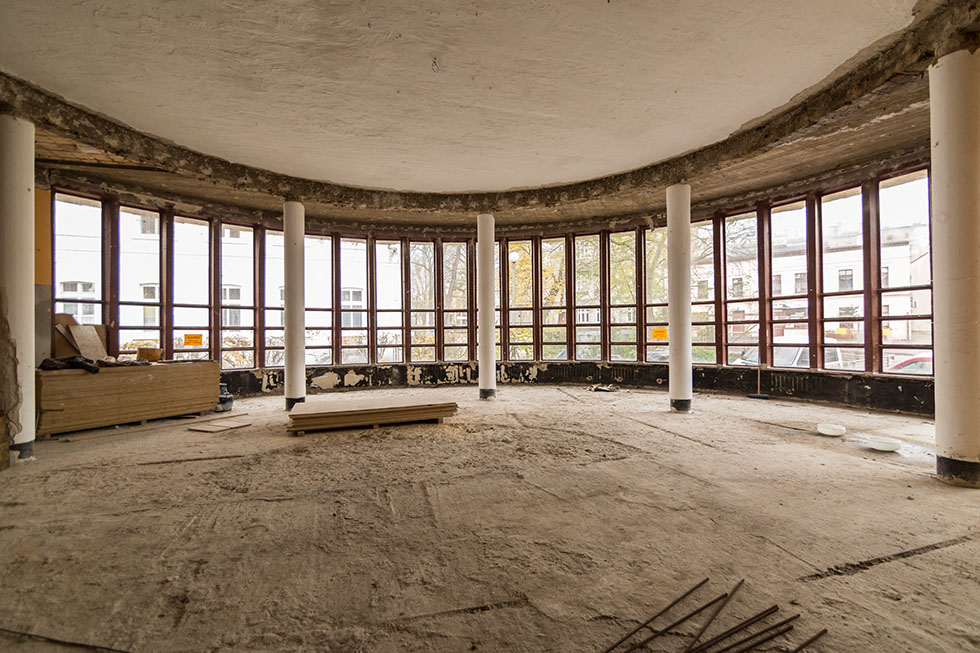 Roboty rozbiórkowe w części budynku ronda- Demontaż  sufitu podwieszanego zerwanie nawierzchni posadzki i jej profilowanie.