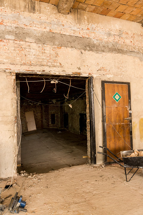 Prace demontażowe w budynku ronda- Pokazany szczegół połączenia wejścia na salę widowiskową z rondem. Uwidoczniona różnica poziomów pomieszczeń.