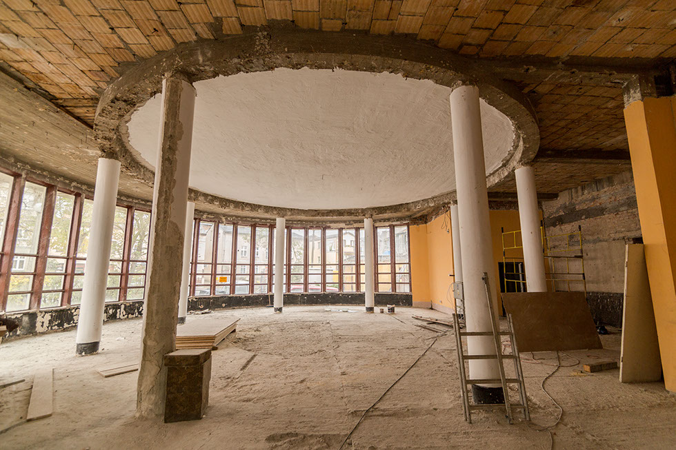 Pomieszczenie ronda po robotach rozbiórkowych.