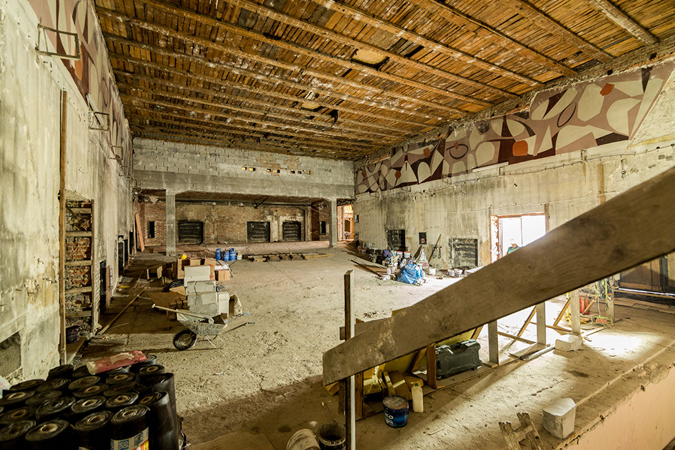 Prace w toku - zakres sali widowiskowo-kinowej widok ze sceny.