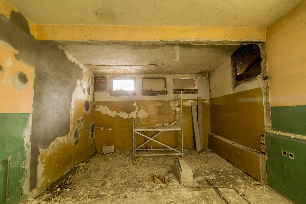 Budynek sali widowiskowo-kinowej- Roboty rozbiórkowe w części pomieszczeń projektorowni i wentylatorowni.