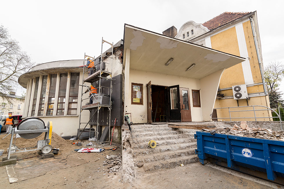 Budynek ronda podczas prac renowacyjno- termomodernizacyjnych. Demontaż i przebudowa schodów zewnętrznych, termomodernizacja ściany wschodniej.