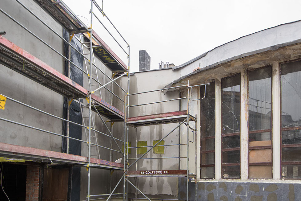 Ściany zewnętrzne ocieplone styropianem fasadowym gr 16cm (wszystkie o przenikliwości cieplnej o,20 W z wyprawą mineralną typu baranek 2,0mm)