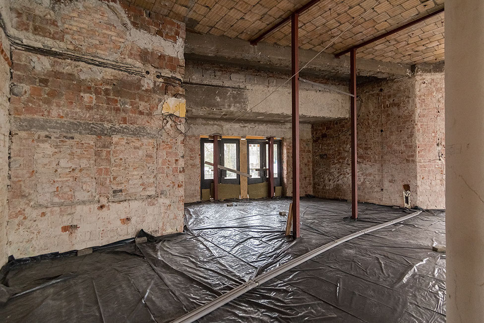 Część zabudowy rotundy- Stan po dokonaniu prac rozbiórkowych- przygotowanie stelaży metalowych do montażu konstrukcji przegrody wew.