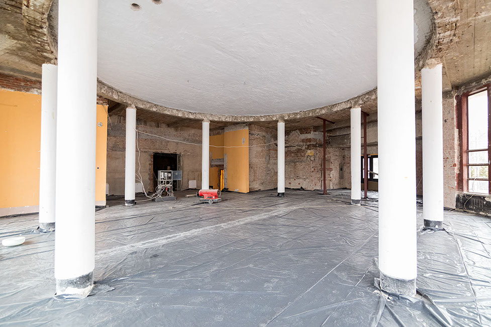 Część zabudowy zwana rondem- Realizacja prac rozbiórkowych w trakcie ich wykonywania. Rozbiórka posadzek marmurowo lastrikowych.