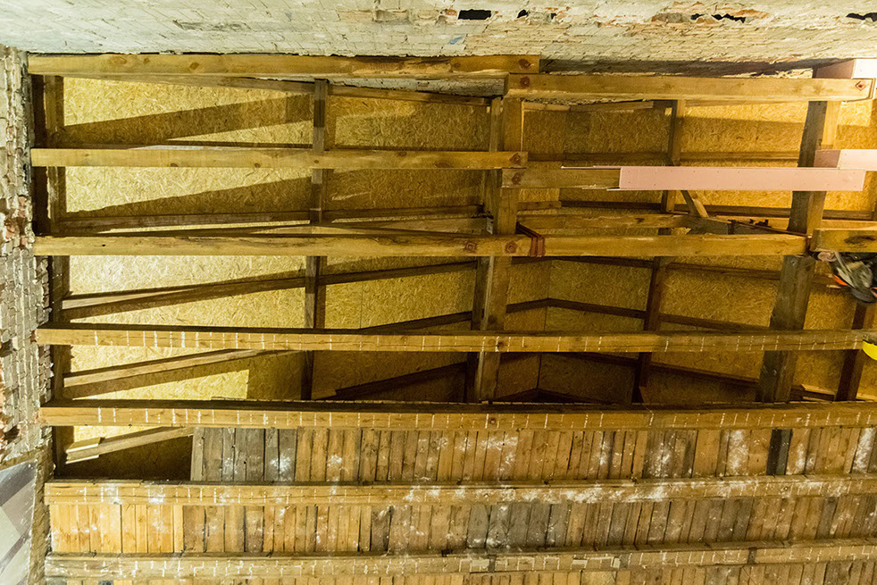 Część poddasza oraz konstrukcji drewnianej dachu nad częścią widowni. Od spodu uwidocznione pokrycie dachu budynku z płyt OSB, rozbiórka stropu.