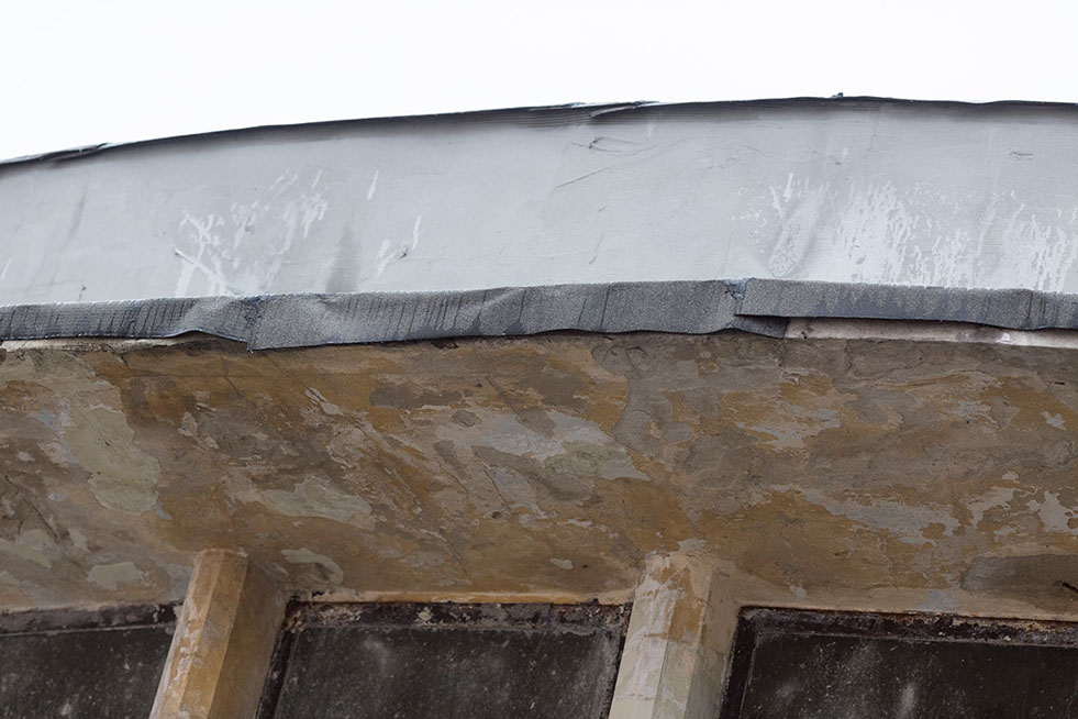 Budynek ronda, race w trakcie przygotowania do termomodernizacji, część obróbek blacharskich.