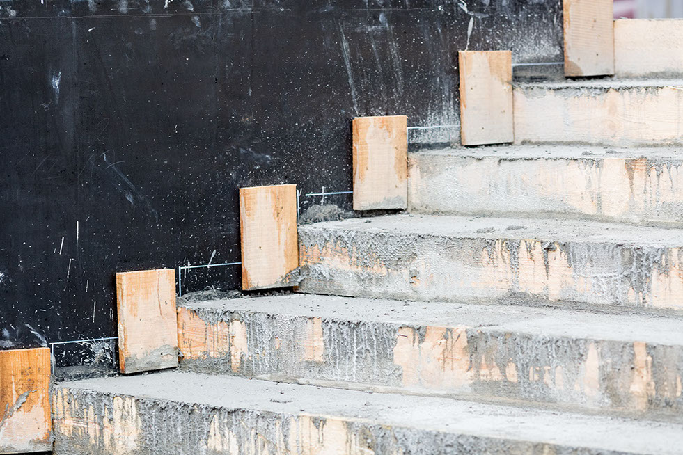 Budynek Ronda, uwidoczniony fragment przebudowy schodów zewnętrznych , cz. deskowania.