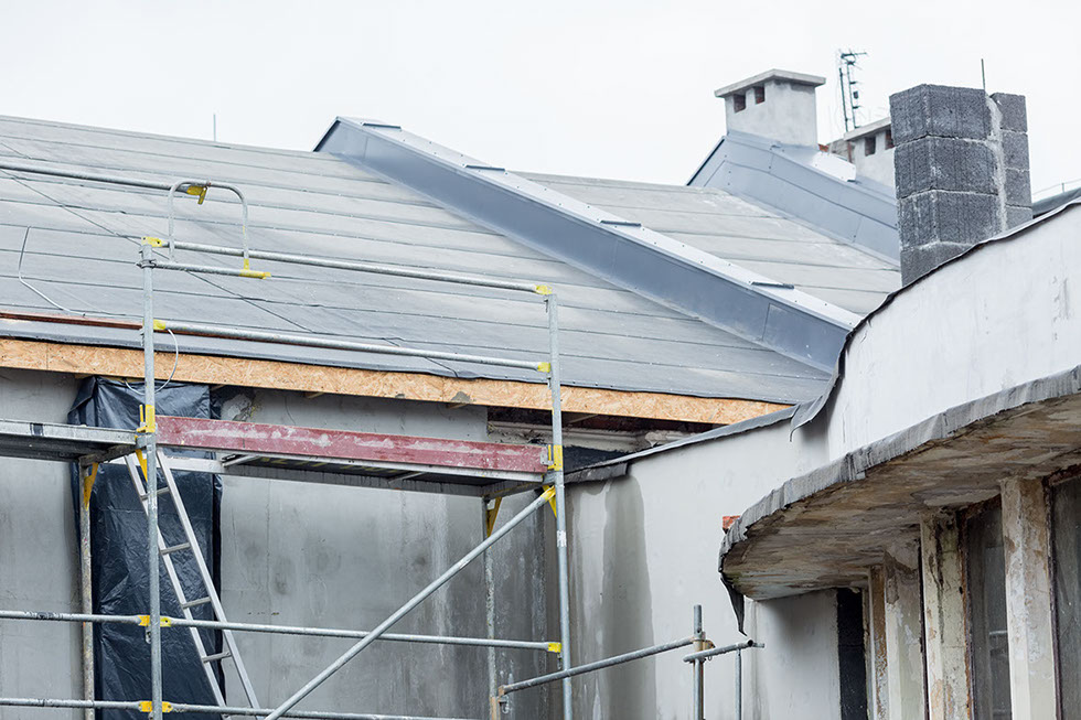 Roboty dekarsko-blacharskie, wymiana pokrycia dachowego z uwidocznioną częścią ścian kolankowych jako strfy bezpieczeństwa.