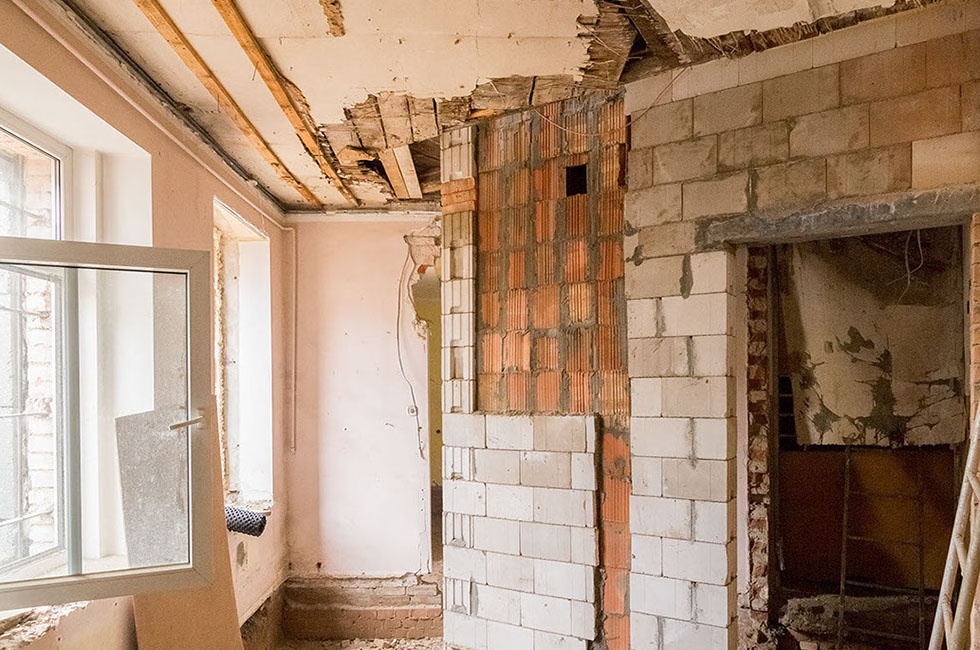 Budynek administracyjno- socjalny. Przebudowa wew. ścian działowych w  pomieszczeniach budynku z dostosowaniem do zamierzeń projektowych.