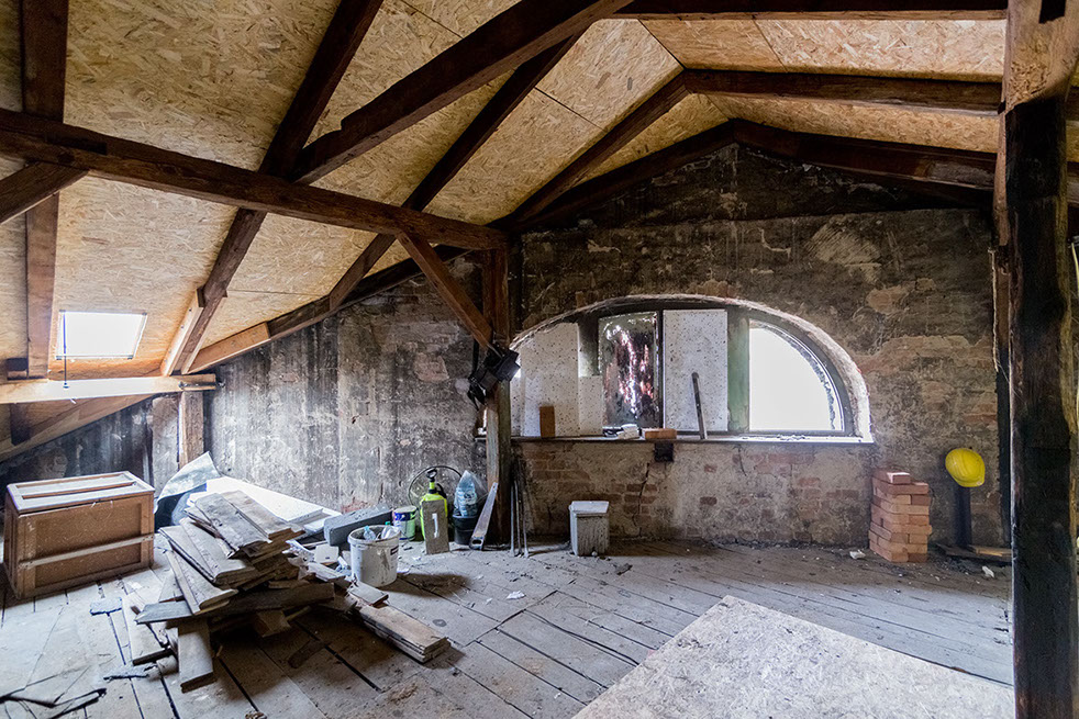 Widok poddasza budynku administracyjno-socjalnego. Konstrukcja drewniana dachu i jego impregnacja biologiczna. 